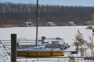 Boot im Winter am Hainer See