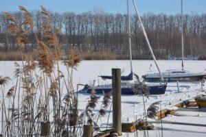Boote im Winter am Hainer See