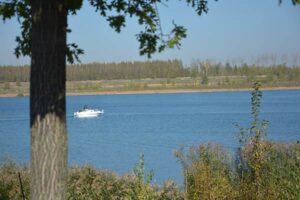 Motorboot auf dem Zwenkauer See