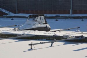 Zwenkauer See Boot im Winter