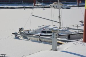 Zwenkauer See Boot im Winter im Hafen